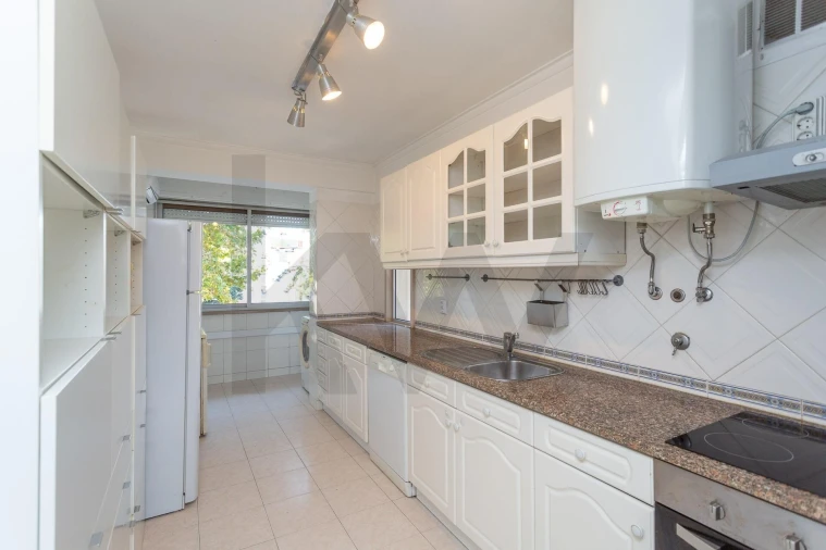 Apartamento T2 para Arrendamento em Algés, Linda-A-Velha e Cruz Quebrada-Dafundo Foto 18