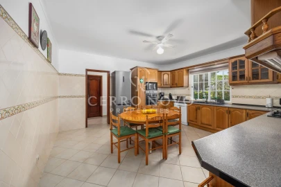 Moradia T4 para Venda em Quarteira