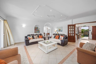 Moradia T4 para Venda em Quarteira