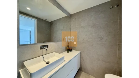 Apartamento T1 para Venda em Arcozelo