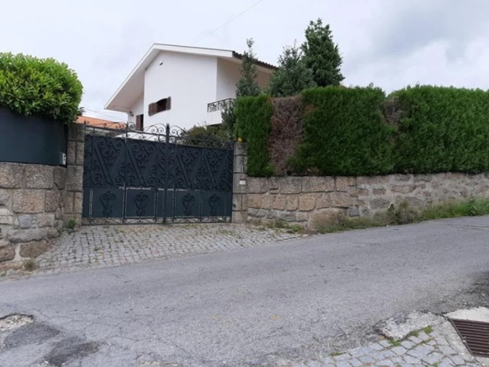 Moradia T7 para Venda em Lordelo Foto 1