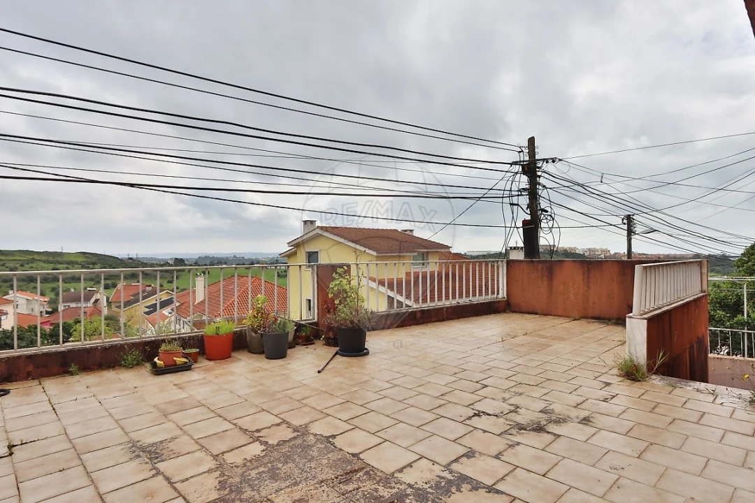 Moradia T4 para Venda em Porto Salvo Foto 3