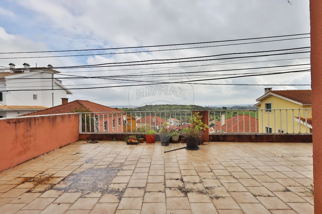 Moradia T4 para Venda em Porto Salvo Foto 2
