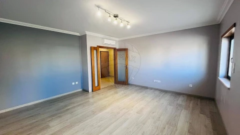 Apartamento T2 para Arrendamento em Vialonga