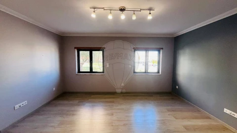 Apartamento T2 para Arrendamento em Vialonga