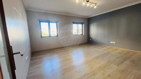 Apartamento T2 para Arrendamento em Vialonga