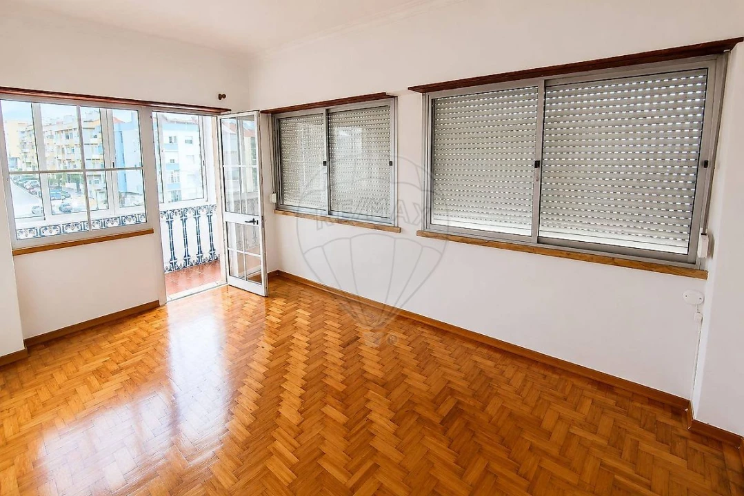 Apartamento T2 para Venda em Agualva e Mira-Sintra Foto 3