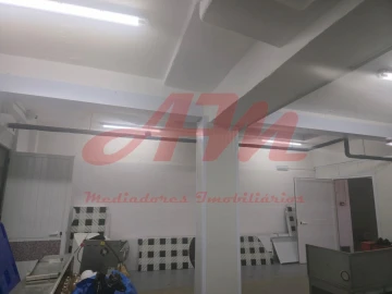 Armazém para Arrendamento em Mina de Água