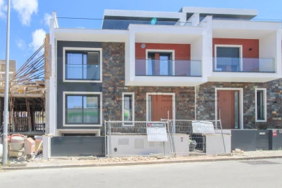 Moradia T5 para Venda em Ramada e Caneças