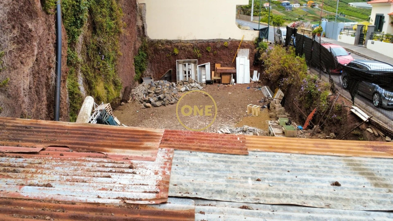 Terreno para Venda em Camara de Lobos Foto 1