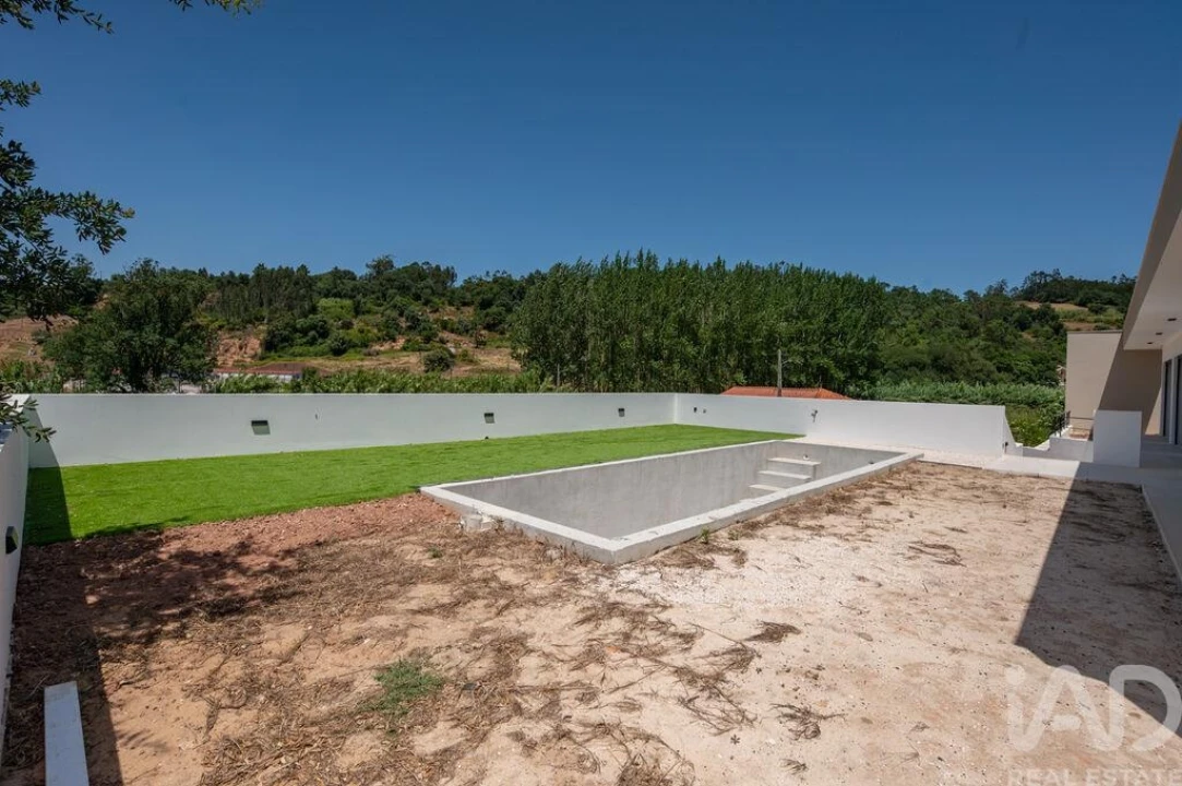 Moradia T4 para Venda em Alvorninha Foto 2