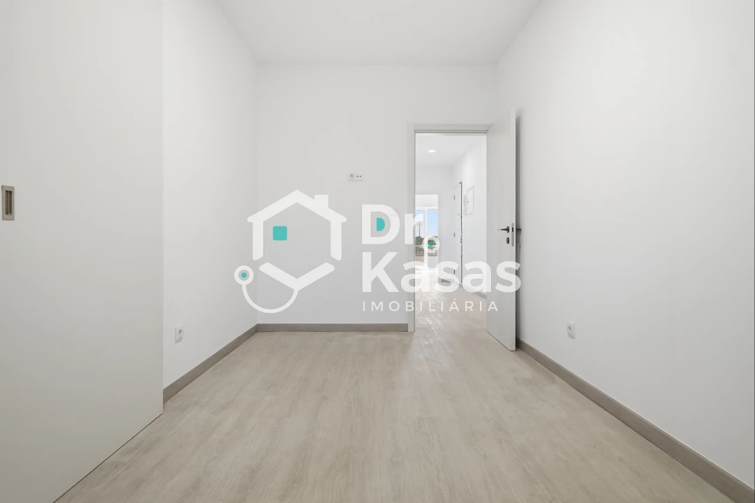 Apartamento T4 para Venda em Seixal, Arrentela e Aldeia de Paio Pires Foto 14