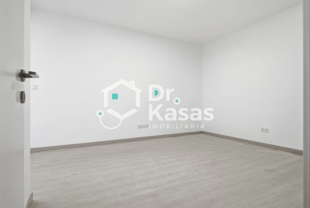 Apartamento T4 para Venda em Seixal, Arrentela e Aldeia de Paio Pires Foto 10