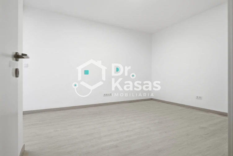 Apartamento T4 para Venda em Seixal, Arrentela e Aldeia de Paio Pires Foto 10