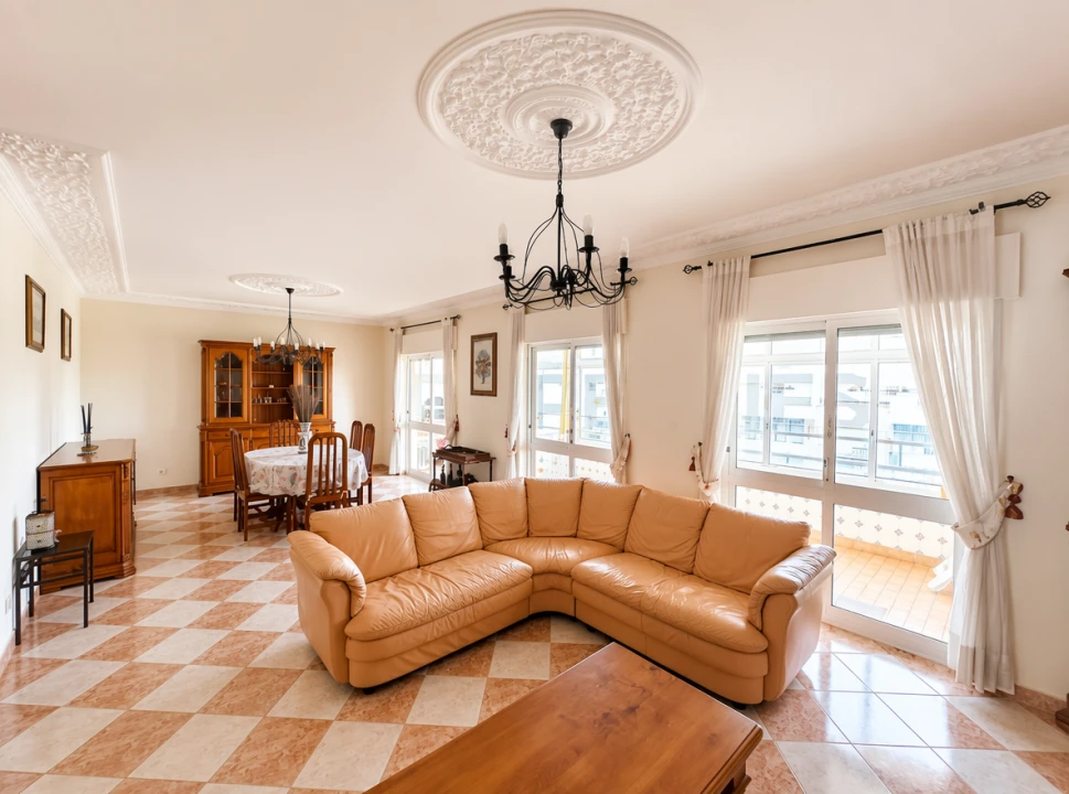 Apartamento T4 para Venda em Quarteira Foto 3