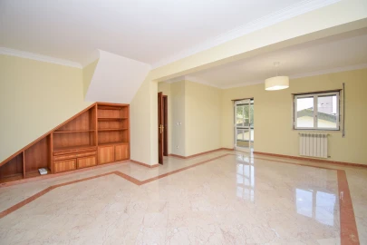 Apartamento T4 para Arrendamento em Agualva e Mira-Sintra