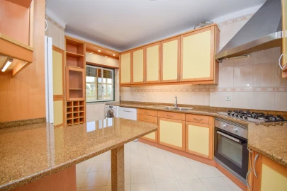 Apartamento T4 para Arrendamento em Agualva e Mira-Sintra