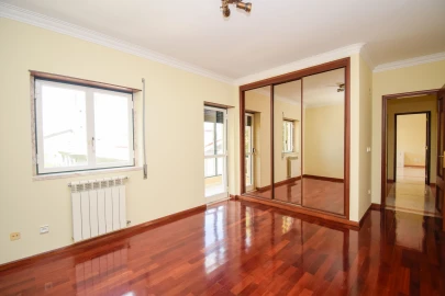 Apartamento T4 para Arrendamento em Agualva e Mira-Sintra