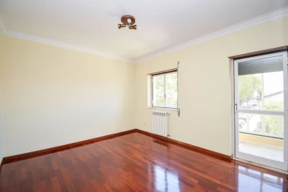 Apartamento T4 para Arrendamento em Agualva e Mira-Sintra