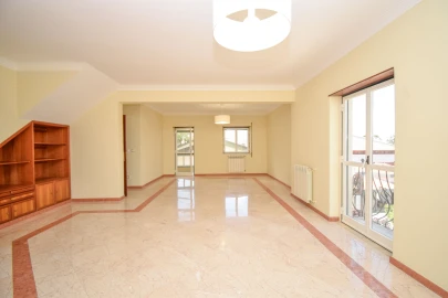 Apartamento T4 para Arrendamento em Agualva e Mira-Sintra