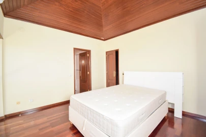 Apartamento T4 para Arrendamento em Agualva e Mira-Sintra