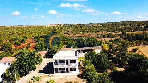 Moradia T7 para Venda em Ferreiras