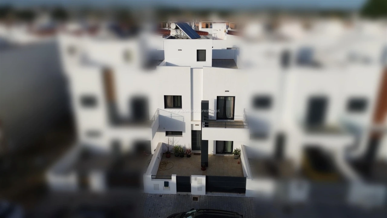 Moradia T3 para Venda em Quelfes Foto 1