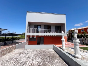 Moradia T5 para Arrendamento em Santa Maria e São Miguel, São Martinho, São Pedro Penaferrim