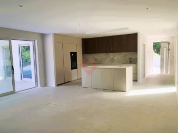 Moradia T4 para Venda em Troporiz e Lapela