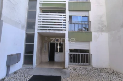 Apartamento T3 para Arrendamento em Santo António dos Cavaleiros e Frielas