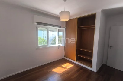 Apartamento T3 para Arrendamento em Santo António dos Cavaleiros e Frielas