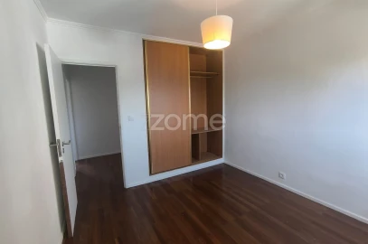 Apartamento T3 para Arrendamento em Santo António dos Cavaleiros e Frielas
