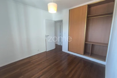 Apartamento T3 para Arrendamento em Santo António dos Cavaleiros e Frielas