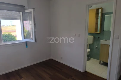 Apartamento T3 para Arrendamento em Santo António dos Cavaleiros e Frielas