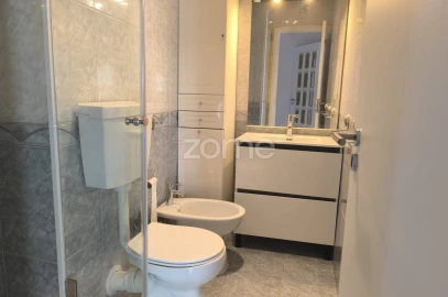 Apartamento T3 para Arrendamento em Santo António dos Cavaleiros e Frielas
