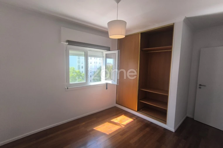 Apartamento T3 para Arrendamento em Santo António dos Cavaleiros e Frielas Foto 4