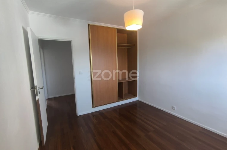 Apartamento T3 para Arrendamento em Santo António dos Cavaleiros e Frielas Foto 5