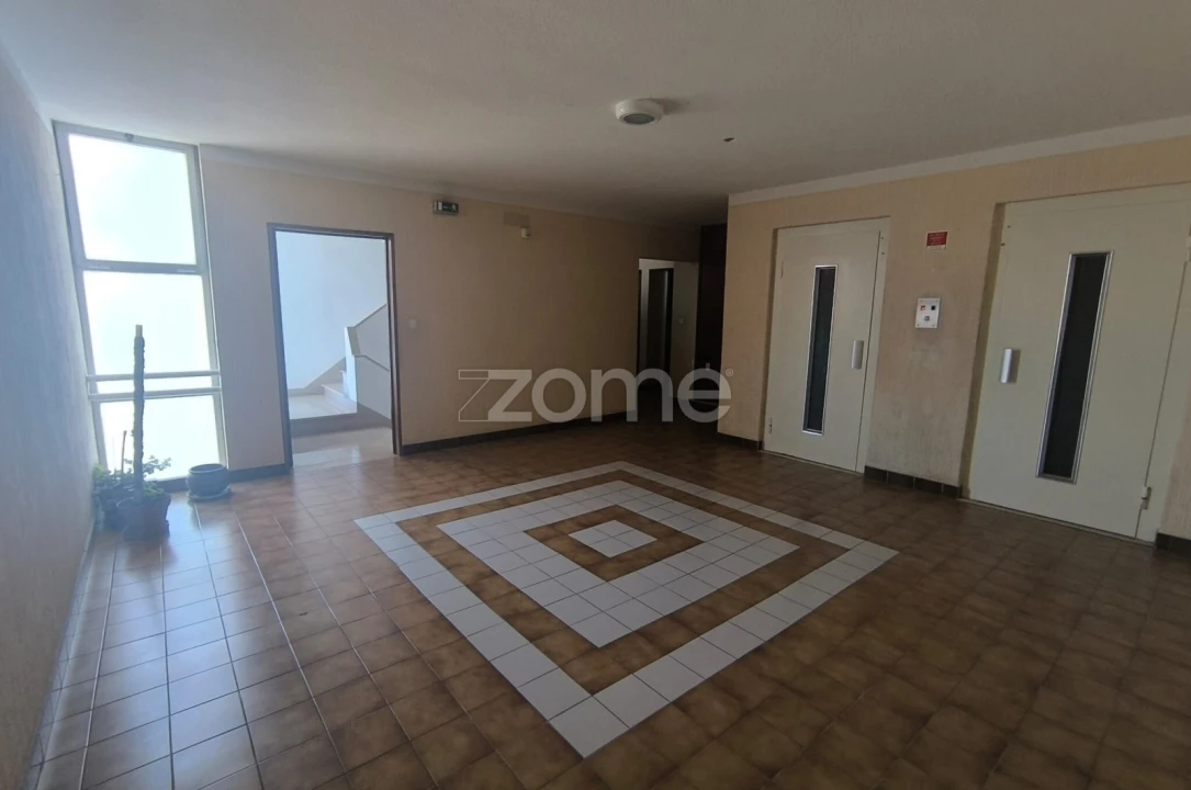 Apartamento T3 para Arrendamento em Santo António dos Cavaleiros e Frielas Foto 10