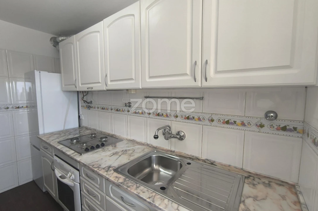 Apartamento T3 para Arrendamento em Santo António dos Cavaleiros e Frielas Foto 1