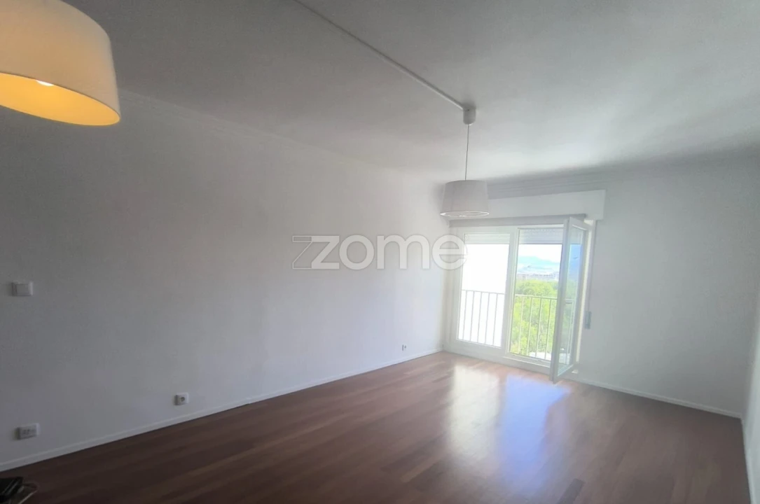 Apartamento T3 para Arrendamento em Santo António dos Cavaleiros e Frielas Foto 3