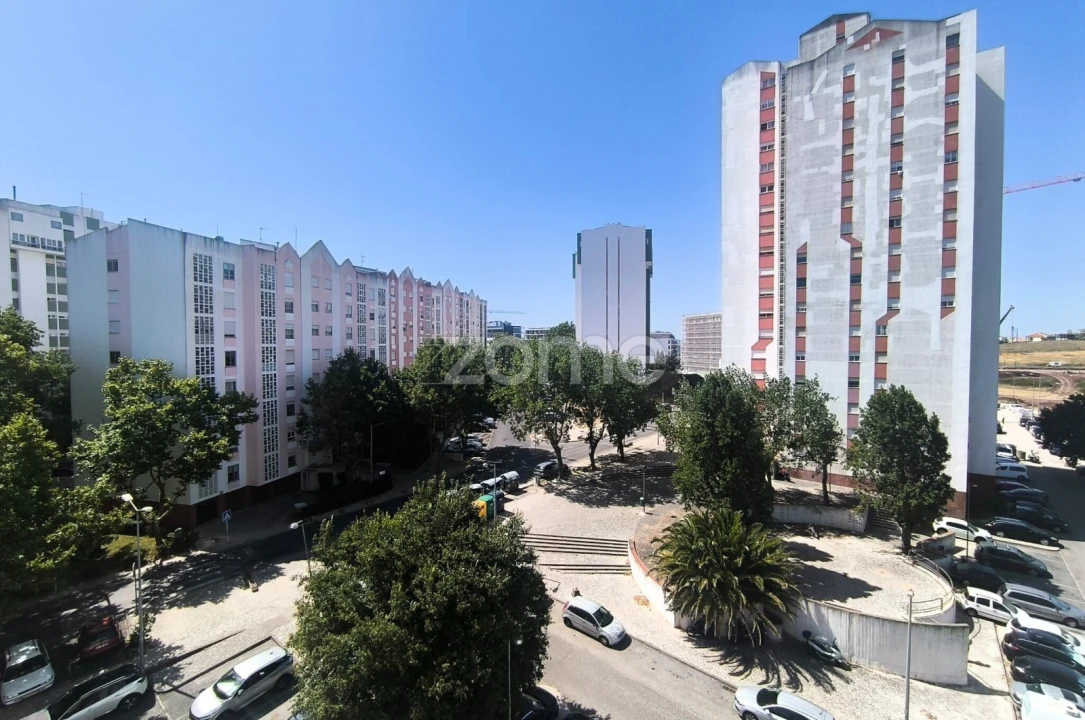 Apartamento T3 para Arrendamento em Santo António dos Cavaleiros e Frielas Foto 2