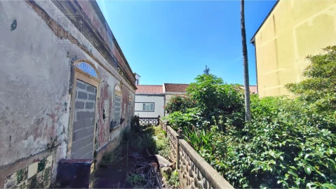 Moradia T12 para Venda em Ponta Delgada (São José)