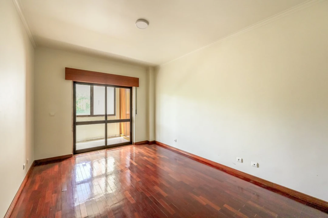 Apartamento T4 para Venda em Carnaxide e Queijas Foto 16