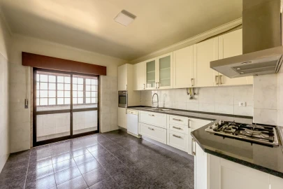 Apartamento T4 para Venda em Carnaxide e Queijas