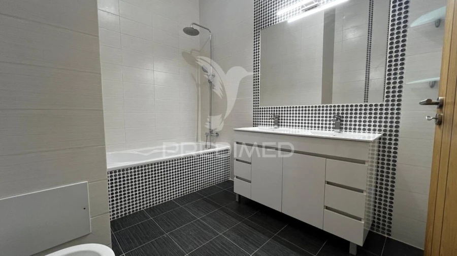 Moradia T3 para Venda em Guia Foto 38