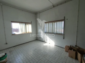 Armazém para Venda em Alcanena e Vila Moreira