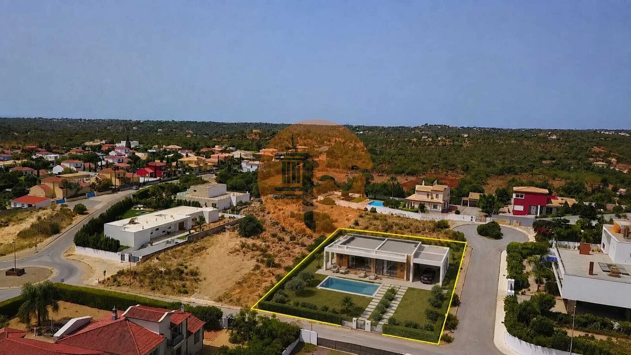 Terreno para Venda em Quelfes Foto 1