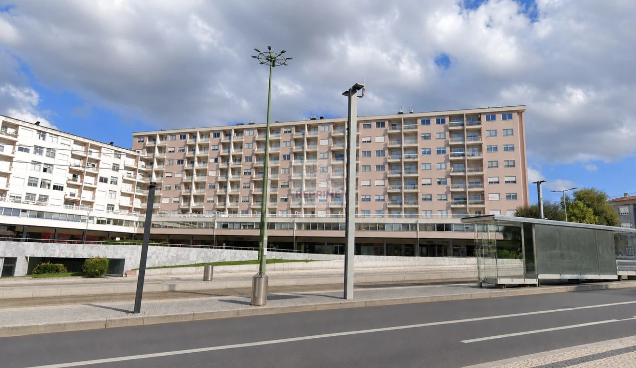Apartamento T5 para Venda em Mafamude e Vilar do Paraíso Foto 1