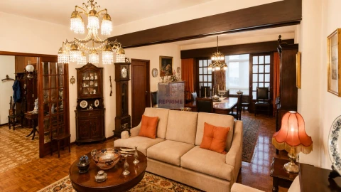 Apartamento T5 para Venda em Mafamude e Vilar do Paraíso