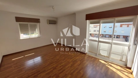 Apartamento T1 para Venda em Corroios
